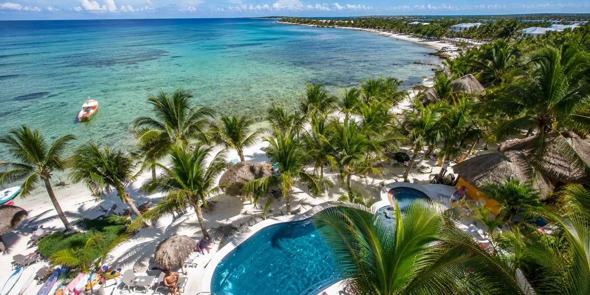 Mid-range beachfront condos within walking distance of Yal-Ku lagoon
