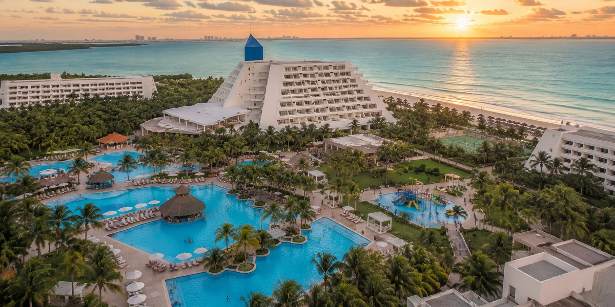 Крупный курорт Grand Oasis Cancun с водными развлечениями и бассейнами