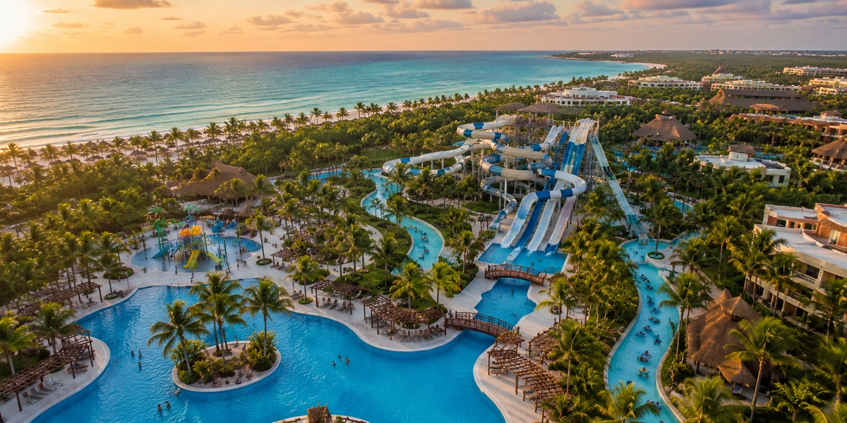 Аквапарк курорта Barcelo Maya Grand с множеством горок на Ривьера-Майя