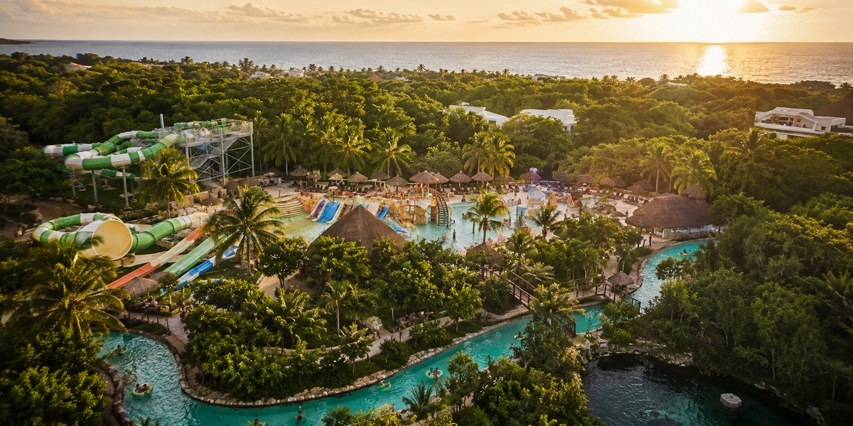 Природный сенот и водные горки Sandos Caracol Eco Resort, окруженные джунглями
