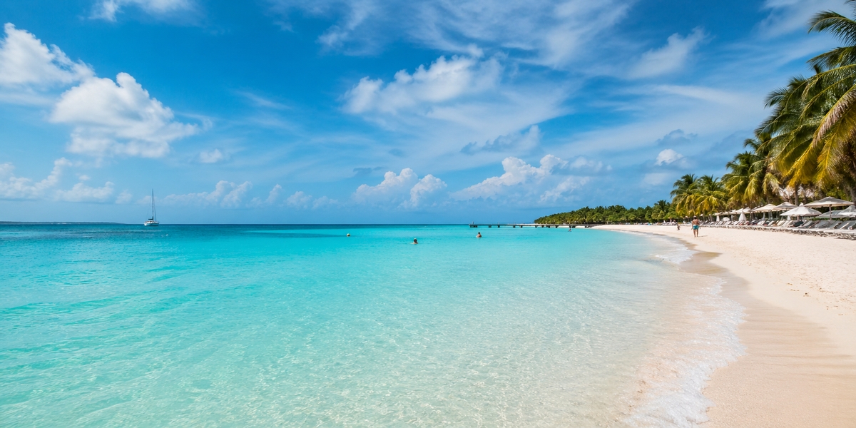 Turquoise Caribbean coastline that reflects the beach-first side of the Cozumel vs Isla Mujeres choice