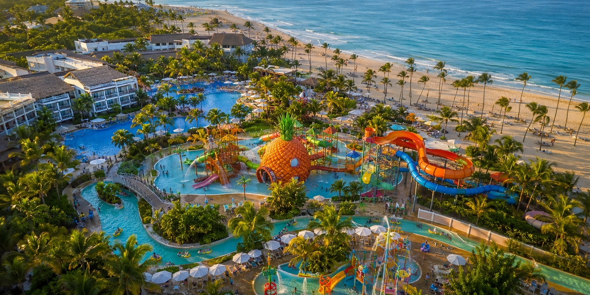 Open Atlantic-facing resort beach atmosphere in Uvero Alto